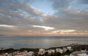 uitzicht op de oceaan vanuit een stad bij Sody Magnificent Bay View in Chania