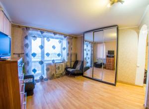 オムスクにあるRENT-сервис Apartment Serovaのリビングルーム(鏡、ソファ付)