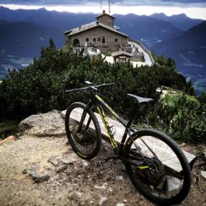 ein Fahrrad auf einem Felsen vor einem Haus geparkt in der Unterkunft Gästehaus Stöckl in Schönau am Königssee