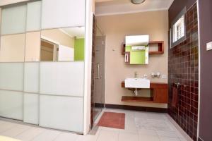 Um banheiro em Turquoise Bay Beach Apartments Trou d'Eau Douce