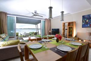 Uma TV ou centro de entretenimento em Turquoise Bay Beach Apartments Trou d'Eau Douce