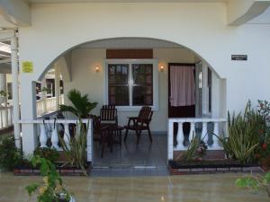 una entrada a una casa con un arco en Villa Nickerie/ Suriname, en Nieuw Nickerie