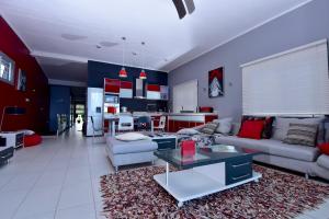 Uma área de estar em Turquoise Bay Beach Apartments Trou d'Eau Douce