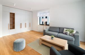 uma sala de estar com um sofá e uma mesa de centro em Apartments Residence Grand em Špindlerŭv Mlýn