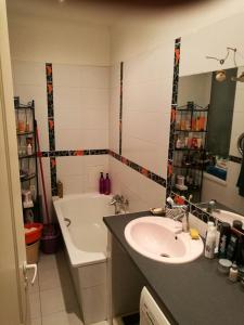 ein Badezimmer mit einem Waschbecken und einer Badewanne in der Unterkunft Cozy apartment in good location! in Riga