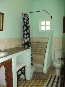 y baño con ducha, aseo y lavamanos. en Caiat Lounge Refuge en Oued Taghzoute