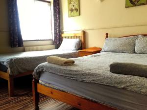 Een bed of bedden in een kamer bij The Oasis Hotel