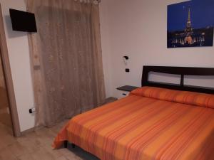 ein Schlafzimmer mit einem Bett und einem TV in der Unterkunft Bed and Breakfast Teresa Masselli in San Severo