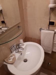 ein Badezimmer mit einem weißen Waschbecken und einem Spiegel in der Unterkunft Bed and Breakfast Teresa Masselli in San Severo