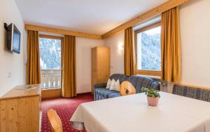 TV a/nebo společenská místnost v ubytování B&B Hotel Alpenrose Rooms & Apartments