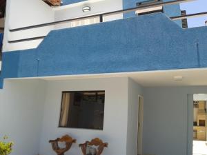 una casa con techo azul en Casa Arraial do Cabo, en Arraial do Cabo