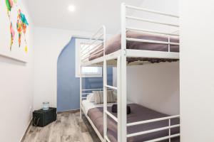 a bedroom with bunk beds in a dorm room at Vilasarmarlux II in Vilassar de Mar