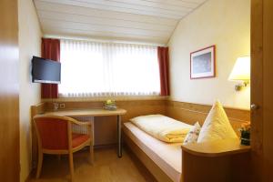 TV a/nebo společenská místnost v ubytování Hotel-Restaurant Gasthof Adler