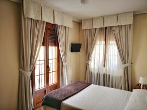 Postel nebo postele na pokoji v ubytování Hostal Alcántara