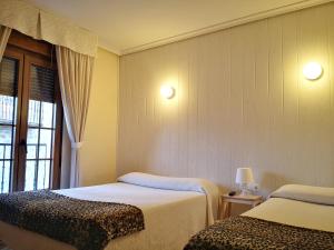 Postel nebo postele na pokoji v ubytování Hostal Alcántara