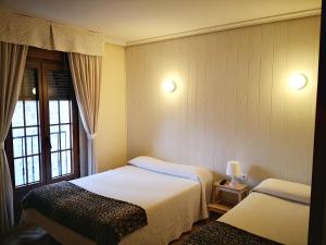Postel nebo postele na pokoji v ubytování Hostal Alcántara