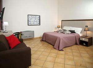 ナポリにあるカラヴァッジョ ホテルのベッドルーム(ベッド1台、ソファ付)