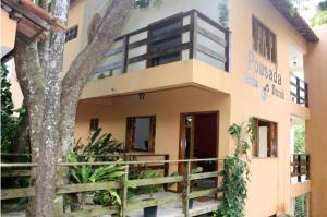 ein Gebäude mit einem Baum davor in der Unterkunft Pousada Sereia Dourada in Itacaré + 19 Fotos