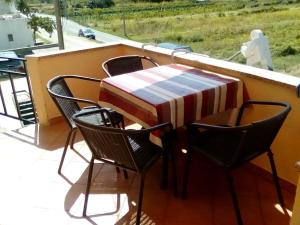 un tavolo e sedie su un balcone con vista di Apartmani Seršić a Baška