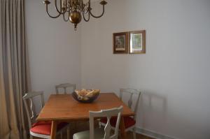 stół jadalny z krzesłami i miską na nim w obiekcie Quinta do Piloto w mieście Palmela