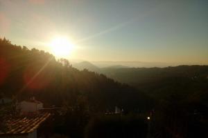 uma vista do sol nascendo sobre uma montanha em Bela Vista Alqueve - 2 houses with pool, 2 casas com piscina em Arganil