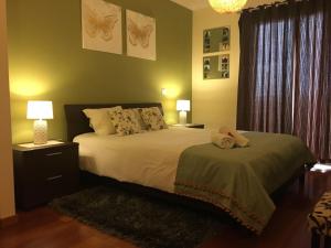 Un dormitorio con una cama y dos lámparas y una ventana. en Atlantis Apartment, en Câmara de Lobos