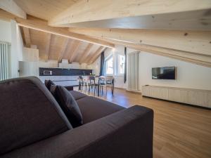 salon z kanapą i jadalnią w obiekcie Apartments & Rooms MyHolidayLivigno w Livigno