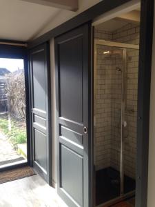 La salle de bains est pourvue d'une douche. dans l'établissement La Cuisine d'été de BeaunAmour, à Beaune