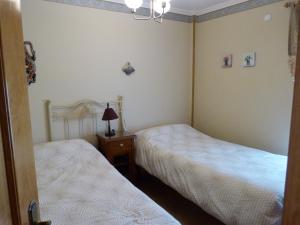 ein Schlafzimmer mit 2 Betten und einer Lampe auf einem Tisch in der Unterkunft Appartement Punta Almina 100 m from t h e sea in San Luis de Sabinillas