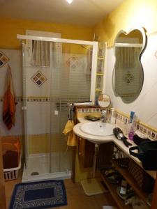 ein Badezimmer mit Dusche und Waschbecken in der Unterkunft Appartement Punta Almina 100 m from t h e sea in San Luis de Sabinillas + 27 Fotos