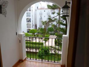 Ein Balkon oder eine Terrasse in der Unterkunft Appartement Punta Almina 100 m from t h e sea