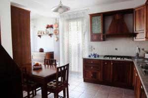 A kitchen or kitchenette at B&B L' Antica Fonte