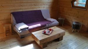 ein Wohnzimmer mit einem Sofa und einem Couchtisch in der Unterkunft La cabane du pommier in Orelle