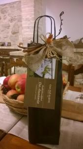una bolsa negra sentada en una mesa con una cesta de manzanas en Casa Dell'Arciprete B&B, en Arielli