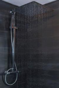 eine Duschkabine mit Duschkopf im Bad in der Unterkunft Great Loft & Location by Belsize Park tube in London