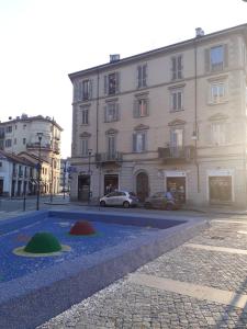 un edificio con dos objetos rojos y verdes en una calle en VanchigliArt Apartment, en Turín