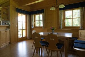 cocina con mesa de madera y sillas en Stillbacherhütte, en Mariahof