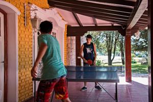 Due giovani che giocano a ping pong di Hotel Parque Siquiman a Villa Carlos Paz
