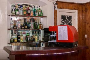 un bar con un tostapane appoggiato sopra un bancone di Hotel Parque Siquiman a Villa Carlos Paz Altre 8 foto