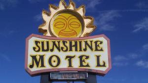 Et logo, certifikat, skilt eller en pris der bliver vist frem på Sunshine Motel - New mexico