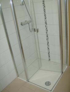 ネスマージールにあるKrabbentaucher 1****のバスルーム(ガラス張りのシャワー付)が備わります。