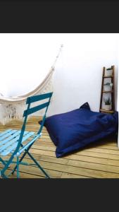 リスボンにあるSanto Amaro's Houseの青い椅子と青い枕が備わります。