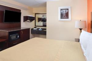 Televisyen dan/atau pusat hiburan di Americas Best Value Inn-Pittsburgh Airport