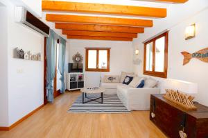 sala de estar con sofá blanco y mesa en Sant Miquel Homes - Turismo de interior, en Palma de Mallorca