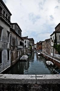 a canal in a city with boats in it at Appartamento grazioso e centrale in Venice