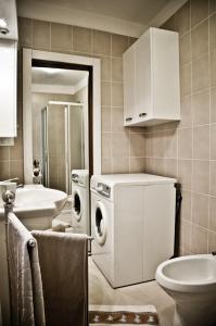 a bathroom with a washing machine and a sink at Appartamento grazioso e centrale in Venice