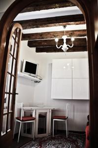 a kitchen with a table and two chairs and a tv at Appartamento grazioso e centrale in Venice