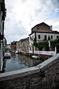 un canal en una ciudad con barcos en el agua en Appartamento grazioso e centrale, en Venecia
