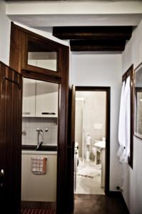 una puerta abierta a una cocina con fregadero en Appartamento grazioso e centrale, en Venecia