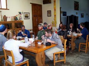 Servimont في Tlachichuca: مجموعة من الناس يجلسون حول طاولة خشبية